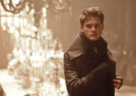 great-expectations-jeremy-irvine-foto-dal-film-01_mid