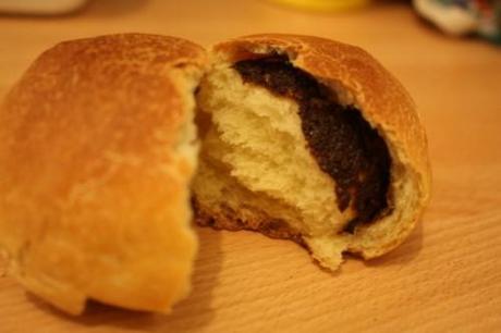 Brioches a lievitazione naturale ripiene di cioccolato e pera