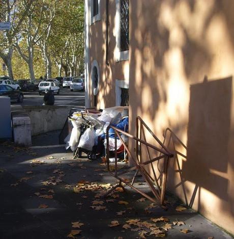 LUNGOTEVERE DEGLI SFASCIACARROZZE: DEGRADO FOLLE E MENEFREGHISMO ASSOLUTO NEL CUORE DI ROMA!