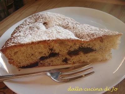 Torta con ananas e prugne