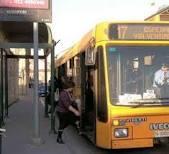 Auto impazzita investe studenti alla fermata del bus