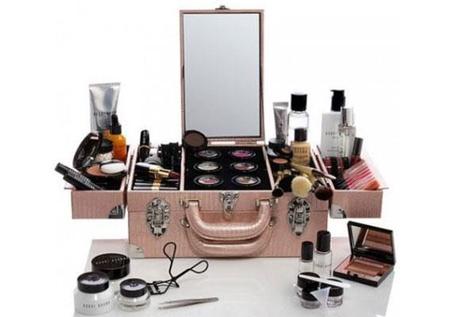 beauty case rosa con trucchi