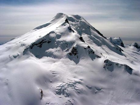 ENORMI IMPORTI DI NEVE SUL MONTE SHASTA IN CALIFORNIA