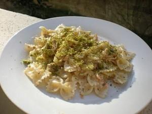 Farfalle con pistacchi e pancetta