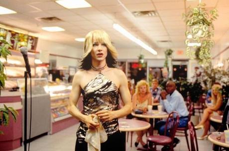 una immagine di Immagine tratta dal film Hedwig La diva con qualcosa in più 2001 John Cameron Mitchell 620x411 su Capelloni, Baby doll e Musical en Travesti: Rocky vs. Hedwig