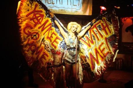 una immagine di Immagine tratta dal film Hedwig La diva con qualcosa in più 2001 John Cameron Mitchell 1 620x411 su Capelloni, Baby doll e Musical en Travesti: Rocky vs. Hedwig