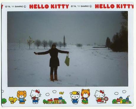 Fuji Instax Wide HELLO KITTY Edition sulla neve