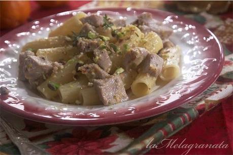 Maccheroni con spada, mandarino e pistacchi