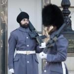 Londra, ecco la prima guardia della regina con il turbante