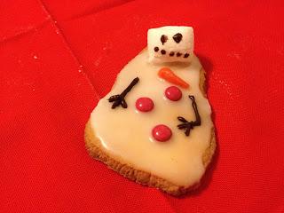 In a meadow we can build a (melted) snowman (cookie)