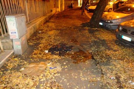 SE QUESTO E' UN MARCIAPIEDE. DISCARICA DI FOGLIE E RIFIUTI, MELME VARIE E RIGAGNOLI DI PISCIO. PASSEGGIARE PER ROMA E' UN VERO E PROPRIO CALVARIO.