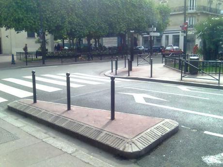 Parigi. Qualche foto utile per i nostri riferimenti. La normalità, la dignità, il rispetto a due ore d'aereo da qui