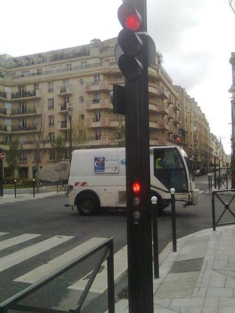 Parigi. Qualche foto utile per i nostri riferimenti. La normalità, la dignità, il rispetto a due ore d'aereo da qui