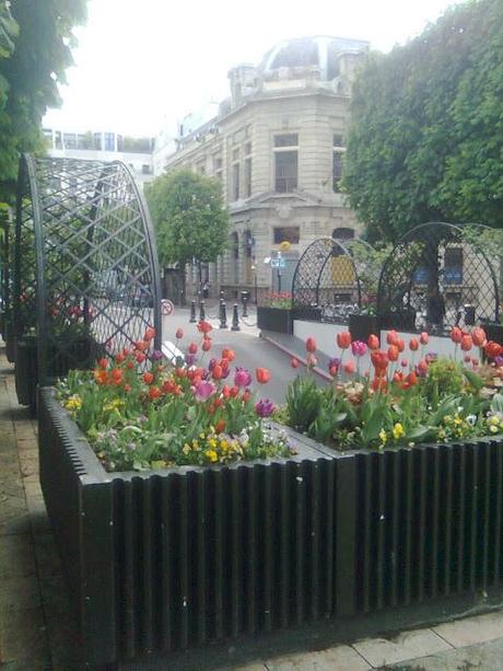 Parigi. Qualche foto utile per i nostri riferimenti. La normalità, la dignità, il rispetto a due ore d'aereo da qui