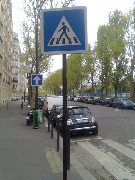 Parigi. Qualche foto utile per i nostri riferimenti. La normalità, la dignità, il rispetto a due ore d'aereo da qui