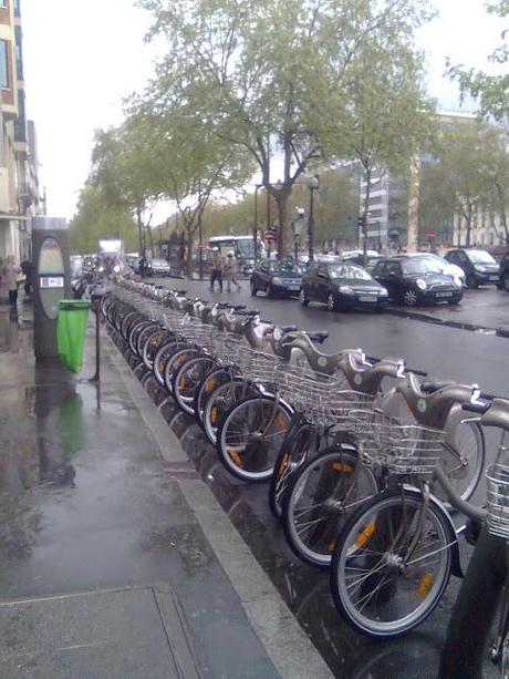 Parigi. Qualche foto utile per i nostri riferimenti. La normalità, la dignità, il rispetto a due ore d'aereo da qui