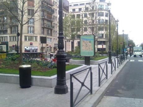 Parigi. Qualche foto utile per i nostri riferimenti. La normalità, la dignità, il rispetto a due ore d'aereo da qui