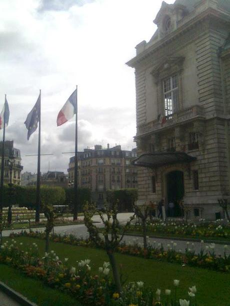 Parigi. Qualche foto utile per i nostri riferimenti. La normalità, la dignità, il rispetto a due ore d'aereo da qui