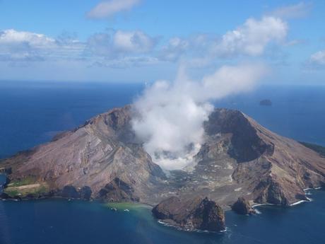 A WHITE ISLAND SI STA' FORMANDO UNA CUPOLA LAVICA