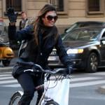Rosy Dilettuso, la ex Pupa in bicicletta a Milano