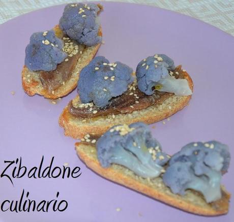 Crostini colorati con acciughe e cavolfiore