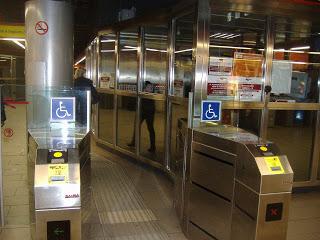 La metro Ponte Lungo e il varco invalidi sempre aperto a uso e consumo degli evasori. Sopportiamo questo scandalo quotidiano e manco possiamo fotografarlo? Ma va là...