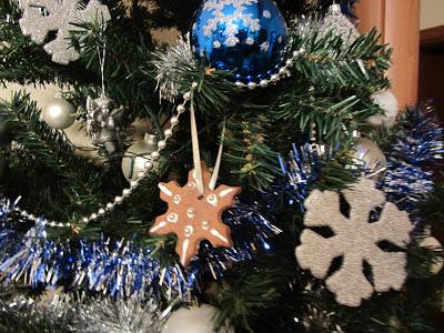 Biscotti per decorare l'albero di natale