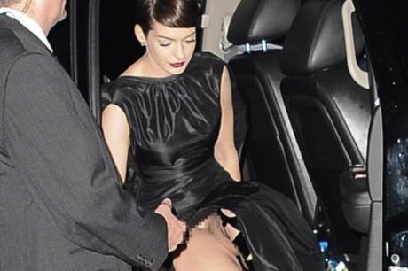 Anne Hathaway devastata dopo essere stata fotografata senza slip