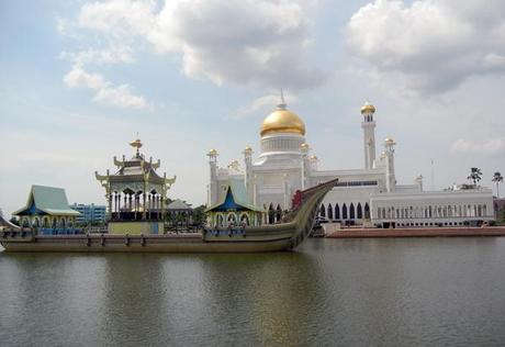 Omar Ali Saifuddien Mosque_Bandaar Seri Began_viaggiandovaldi