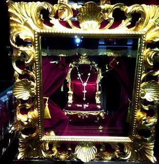 The baroque Dolce & Gabbana jewelery windows