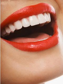 Sorriso smagliante, denti bianchi con pochi rimedi naturali