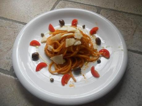 Spaghetti invernali al pomodoro, olive e capperi