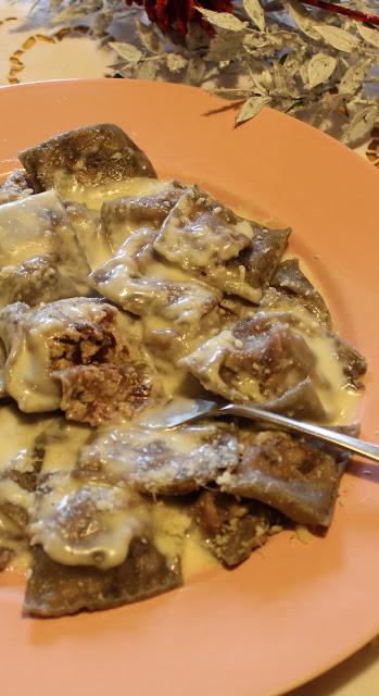 Tortelli al radicchio rosso e noci con besciamella e Taleggio