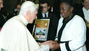 Il presidente del parlamento ugandese Rebecca Kadaga ricevuta da Ratzinger