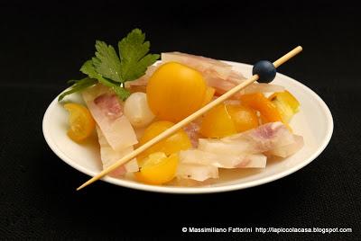 la carne e il finger food: insalata di nervetti con pomodori datterini gialli e confettura di cipolle e arancia amara