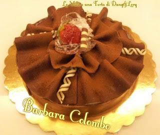 Torta con crema alla nocciola e decorazioni in cioccolato plastico