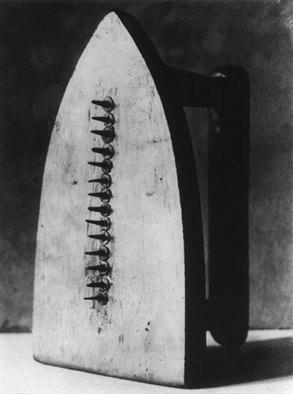 man-ray-le-cadeau-1921