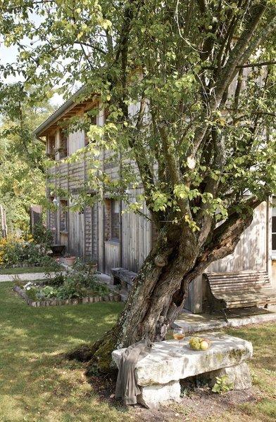 Le jardin et la magnifique demeure… toute de bois.