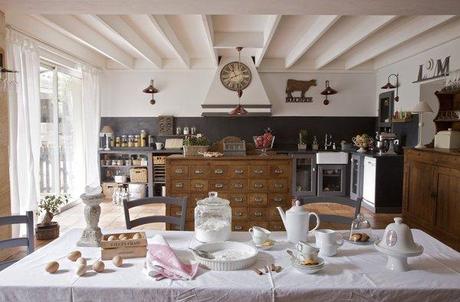 Une cuisine au style rustique et romantique, très lumineuse grâce à une baie vitrée.