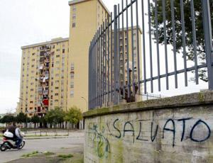 Bomba carta a Scampia Tre i feriti e nove auto danneggiate