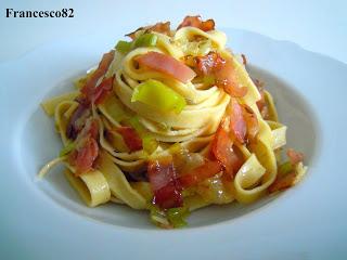 Tagliatelle di ceci con sugo di porri e speck