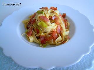 Tagliatelle di ceci con sugo di porri e speck