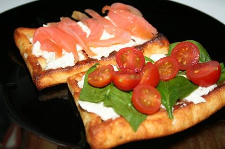 Gaufre con salmone e pomodoro