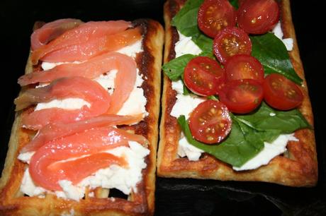 Gofres con tomate y salmón