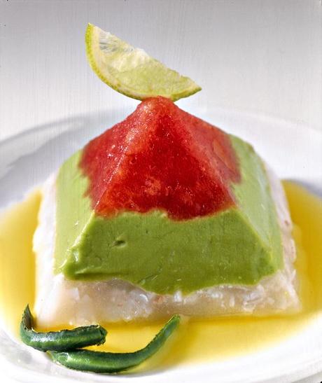 Piramide di avocado e gamberi