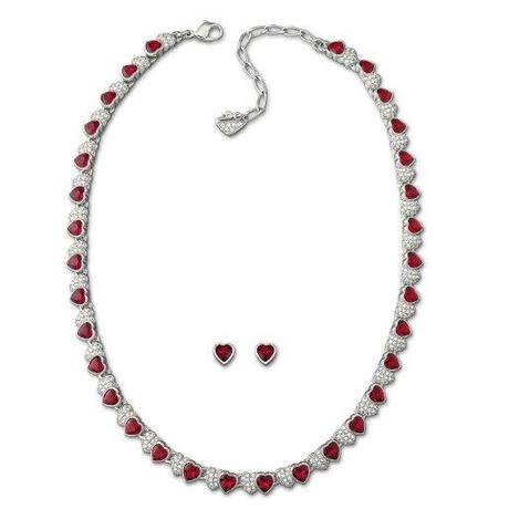 Un tripudio di amore, passione e luce per la combo collier-orecchini di Swarovski con cristalli bianchi e rossi. 335€