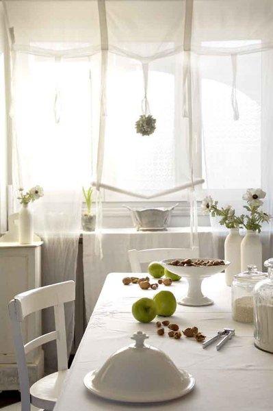 Attraverso una luce fioca, decorazione natura morta si scioglie in un bianco virginale.  Tende, bianco avorio, fiori, anemoni, SIA.