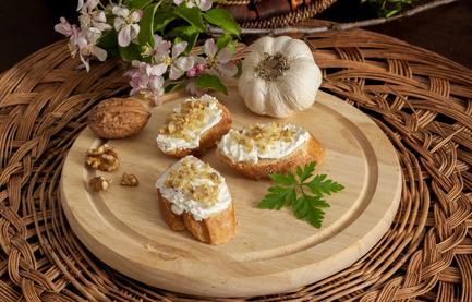 Antipasti sfiziosi Natale: crostini stracchino e noci