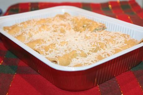 Baby cannelloni di orzo farciti con salsiccia, piselli e formaggi