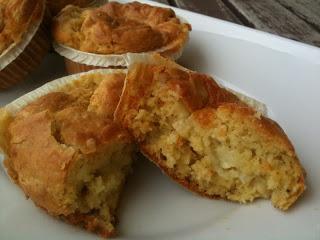 MUFFINS SALATI CON BROCCOLO BIANCO E TALEGGIO